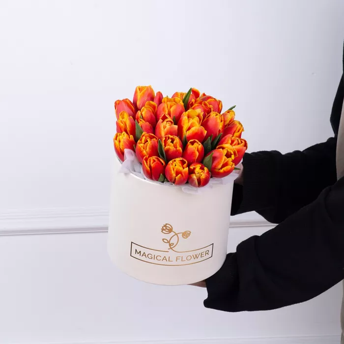 25 огненных тюльпан в кремовой шляпной коробке