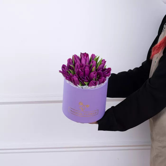 25 фиолетовых тюльпан в фиолетовой шляпной коробке