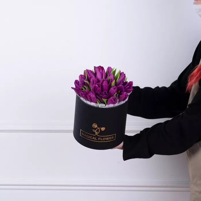 25 фиолетовых тюльпан в черной шляпной коробке