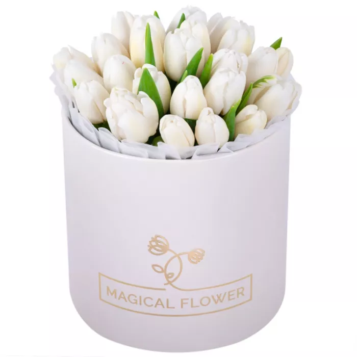 25 белых тюльпан в кремовой шляпной коробке