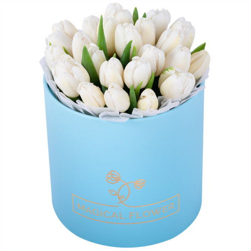 25 белых тюльпан в голубой шляпной коробке
