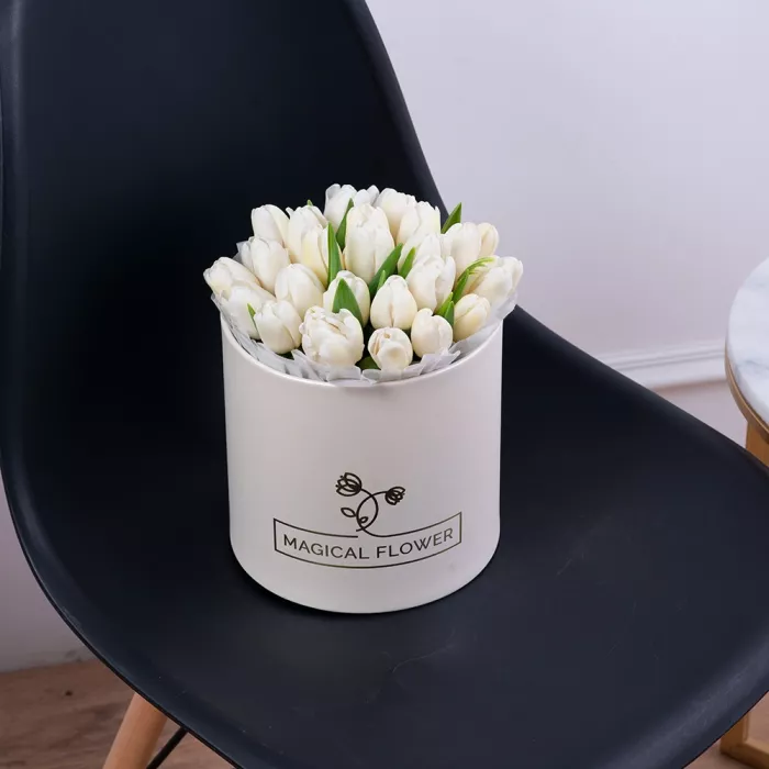 25 белых тюльпан в кремовой шляпной коробке