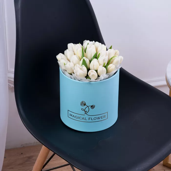 25 белых тюльпан в голубой шляпной коробке