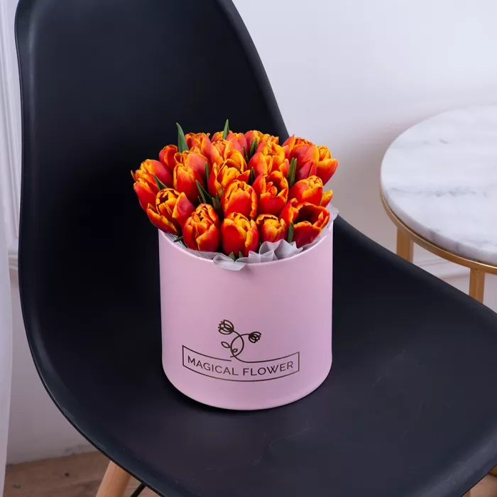 25 огненных тюльпан в розовой шляпной коробке