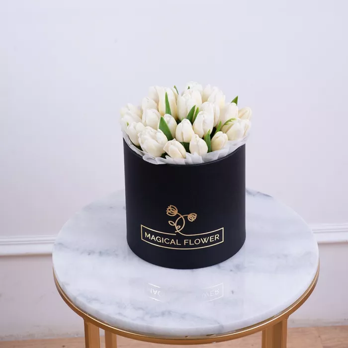 25 белых тюльпан в черной шляпной коробке