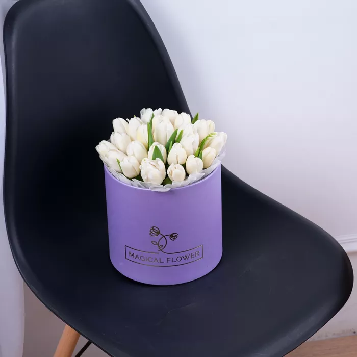 25 белых тюльпан в фиолетовой шляпной коробке