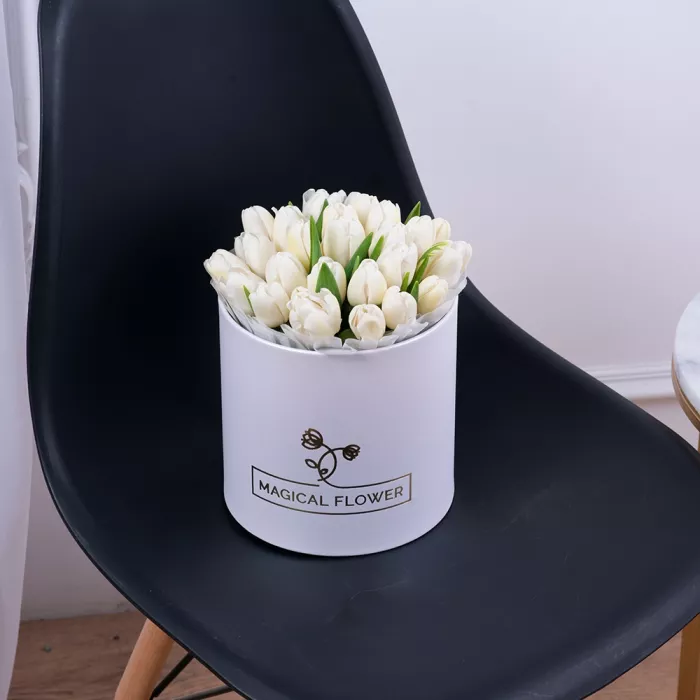 25 белых тюльпан в белой шляпной коробке