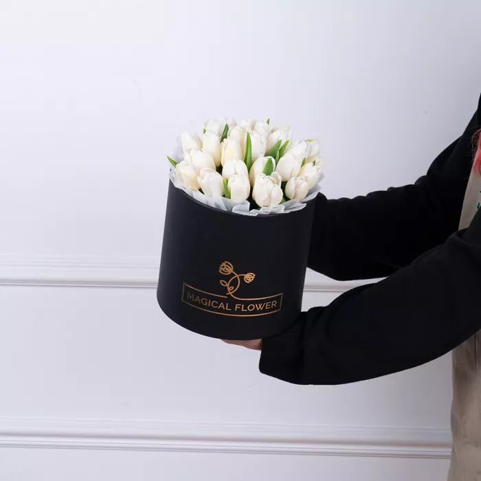 25 белых тюльпан в черной шляпной коробке