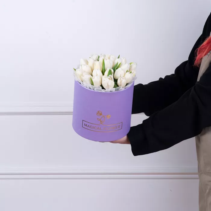 25 белых тюльпан в фиолетовой шляпной коробке