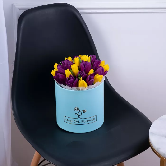 25 разноцветных тюльпан в голубой шляпной коробке