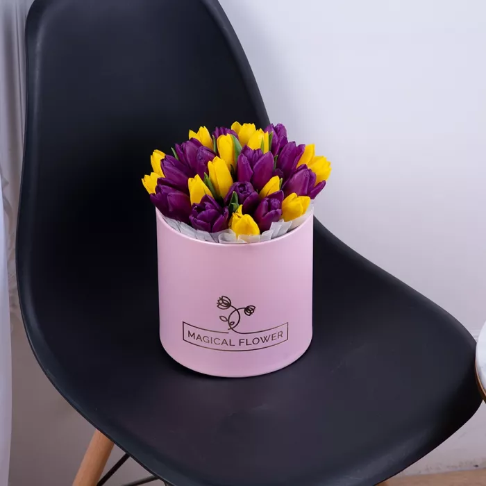 25 разноцветных тюльпан в розовой шляпной коробке