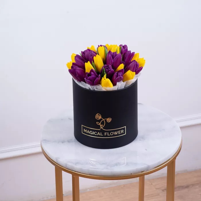 25 разноцветных тюльпан в черной шляпной коробке
