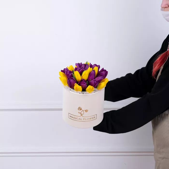 25 разноцветных тюльпан в кремовой шляпной коробке