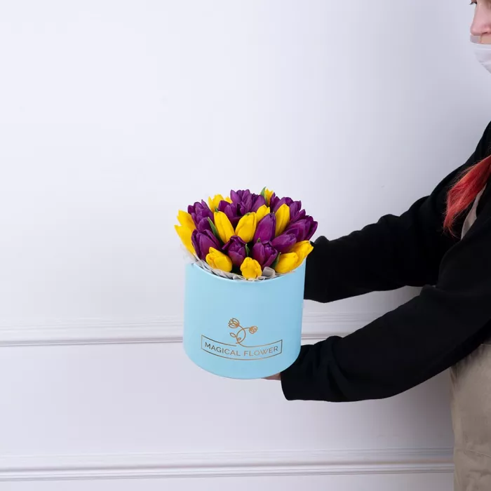 25 разноцветных тюльпан в голубой шляпной коробке