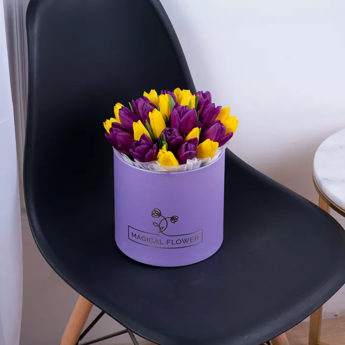 25 разноцветных тюльпан в фиолетовой шляпной коробке