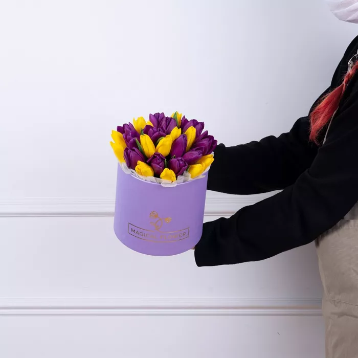 25 разноцветных тюльпан в фиолетовой шляпной коробке