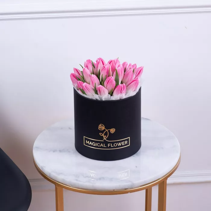 25 бело-розовых тюльпан в черной шляпной коробке