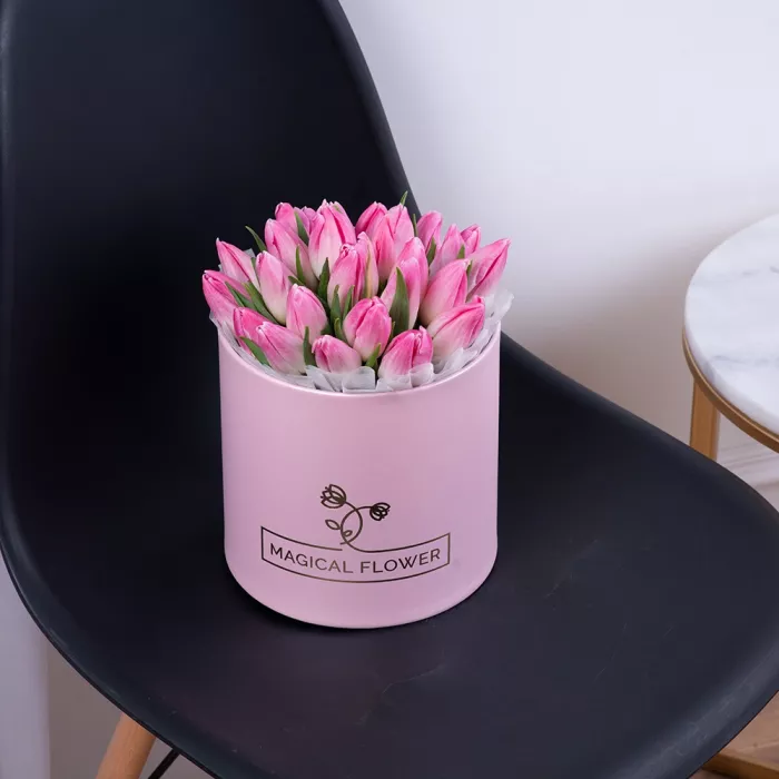 25 бело-розовых тюльпан в розовой шляпной коробке