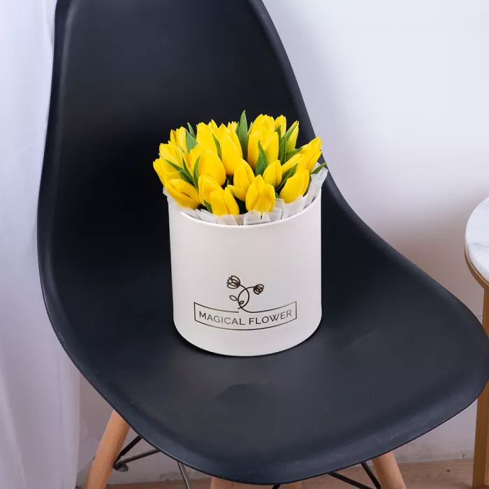 25 желтых тюльпан в кремовой шляпной коробке