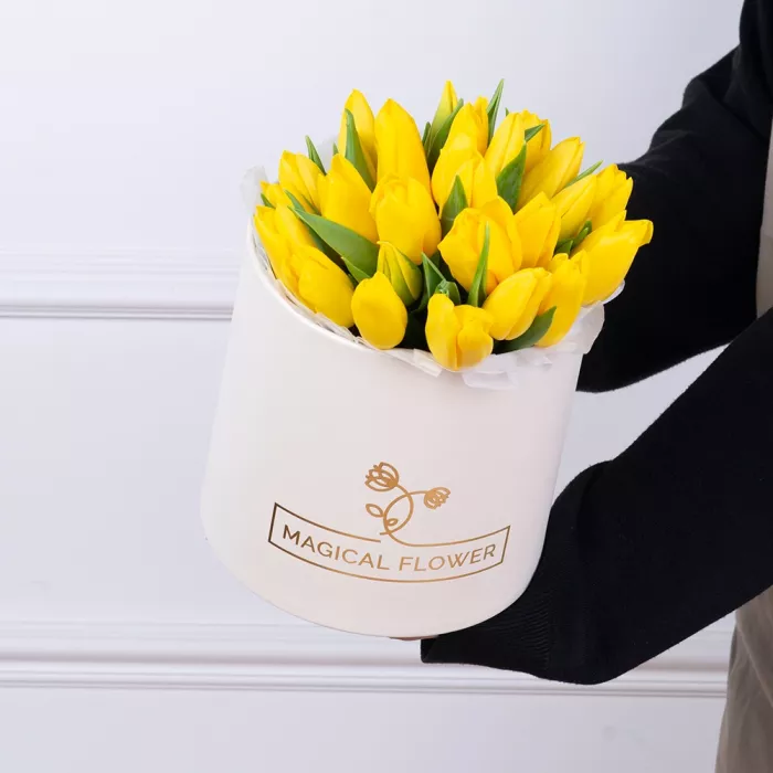 25 желтых тюльпан в кремовой шляпной коробке