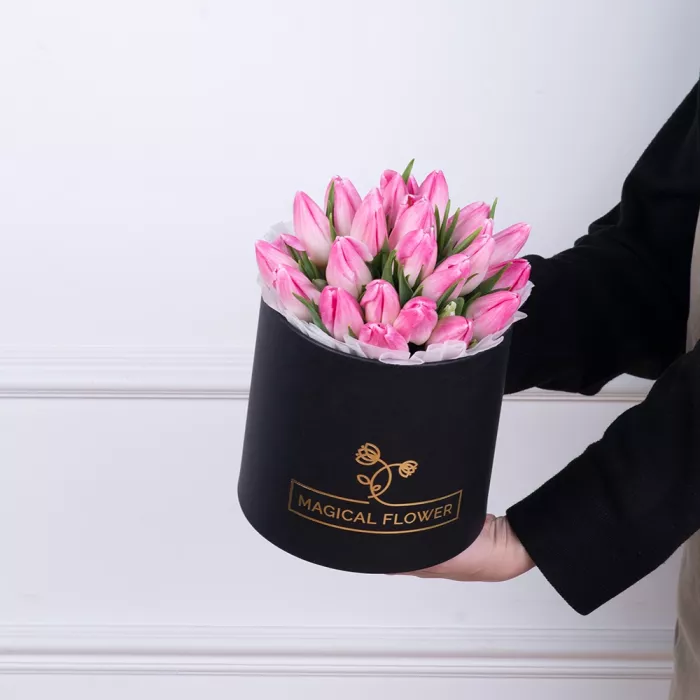 25 бело-розовых тюльпан в черной шляпной коробке