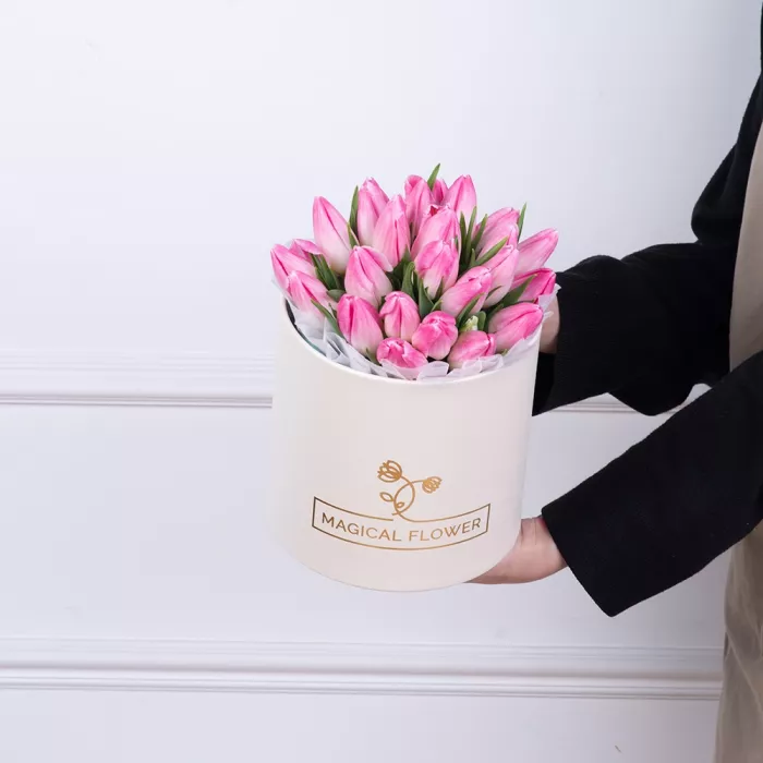 25 бело-розовых тюльпан в кремовой шляпной коробке