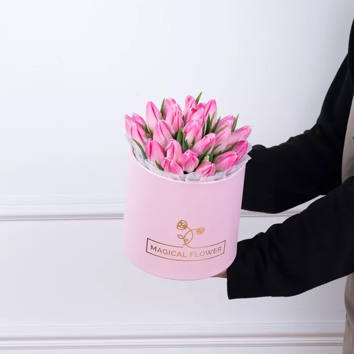 25 бело-розовых тюльпан в розовой шляпной коробке