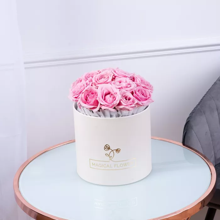 Букет из 15 розовых роз premium в белой шляпной коробке
