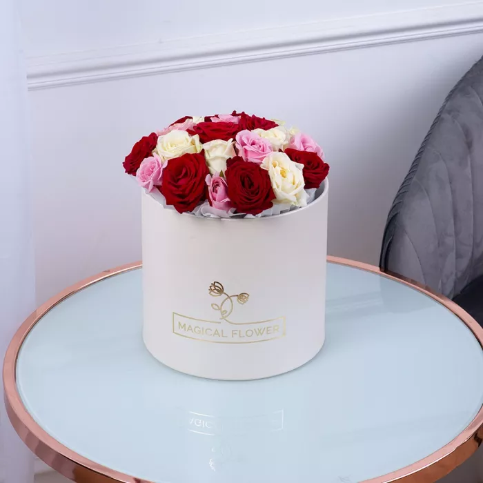 Букет из 21 разноцветной розы premium в кремовой шляпной коробке