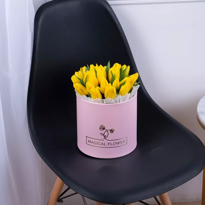 25 желтых тюльпан в розовой шляпной коробке