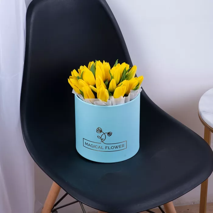 25 желтых тюльпан в голубой шляпной коробке