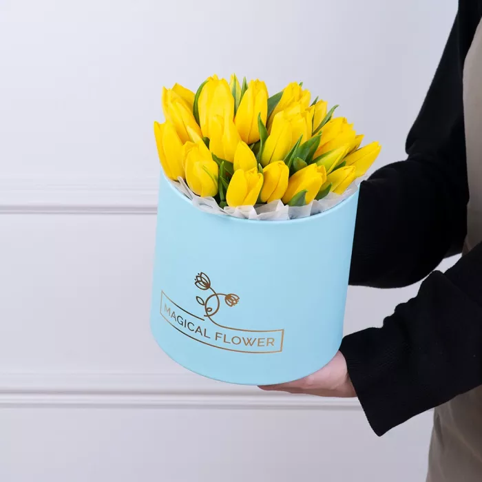 25 желтых тюльпан в голубой шляпной коробке