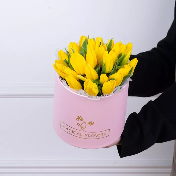 25 желтых тюльпан в розовой шляпной коробке