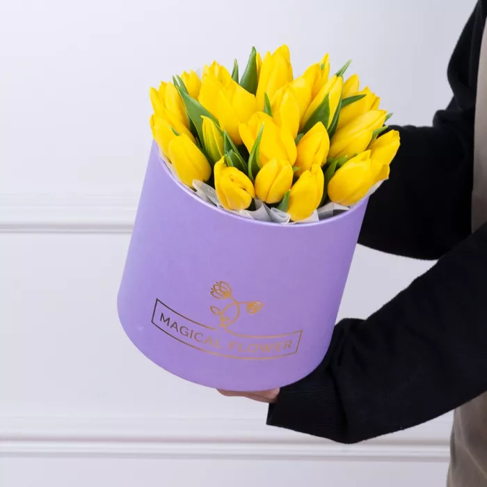 25 желтых тюльпан в фиолетовой шляпной коробке