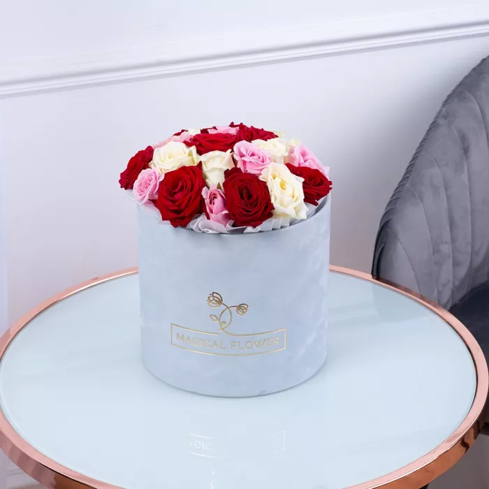 Букет из 21 разноцветной розы premium в серой бархатной шляпной коробке