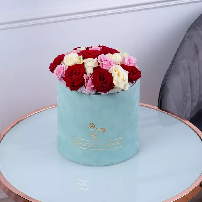 Букет из 21 разноцветной розы premium в зеленой бархатной шляпной коробке