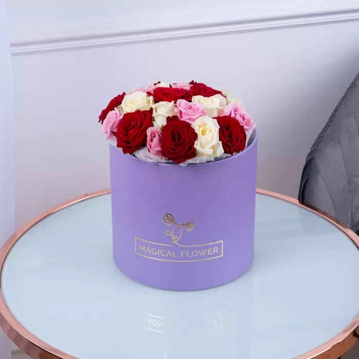 Букет из 21 разноцветной розы premium в фиолетовой шляпной коробке