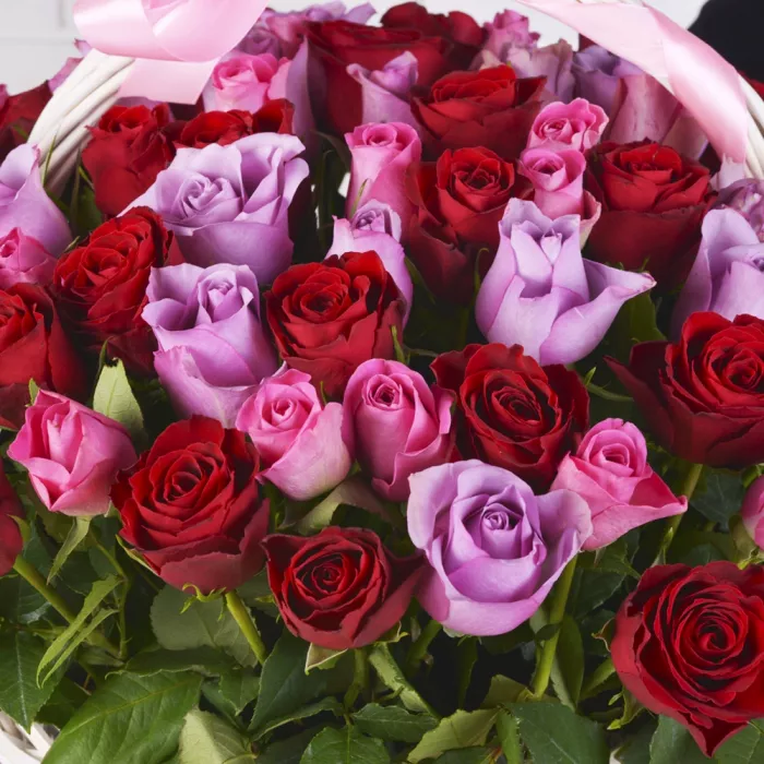 101 разноцветная роза в корзине