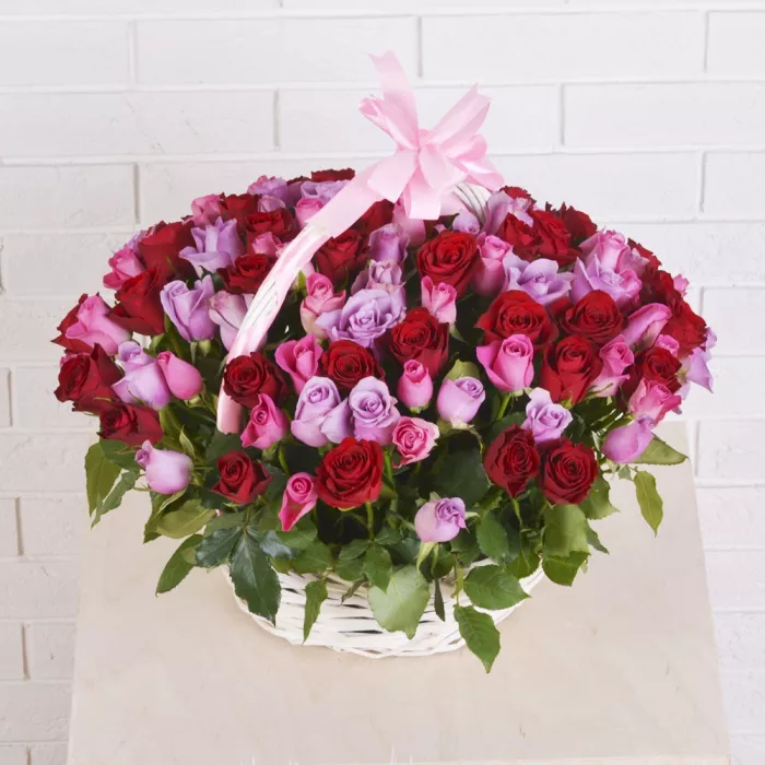 101 разноцветная роза в корзине