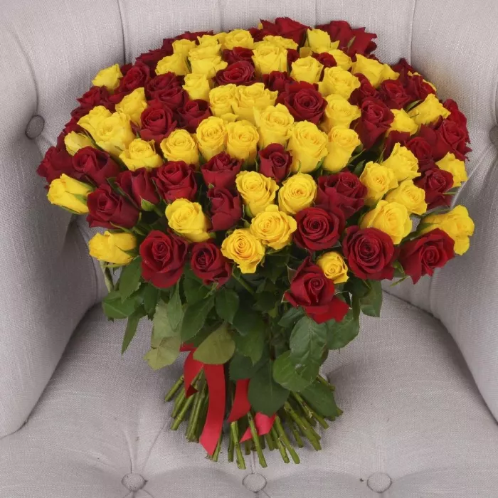 Букет из 101 красной и желтой розы