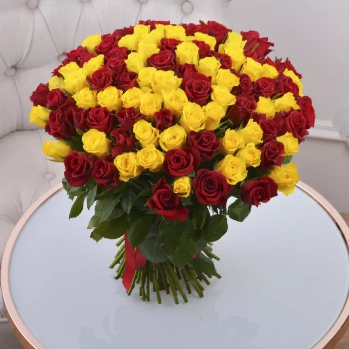 Букет из 101 красной и желтой розы