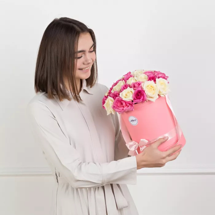 35 разноцветных роз 40 см в шляпной коробке