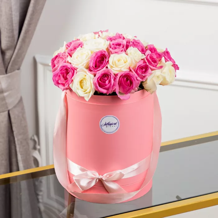 35 разноцветных роз 40 см в шляпной коробке