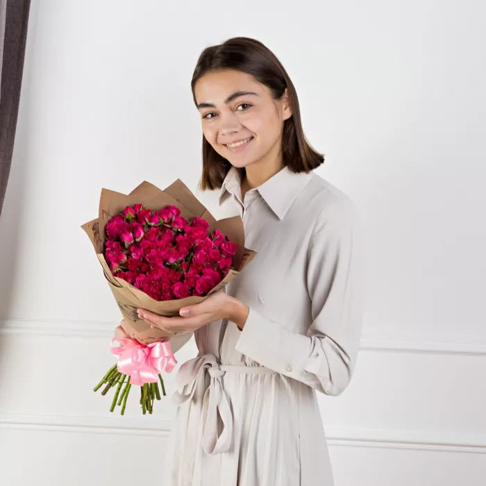 19 малиновых кустовых роз