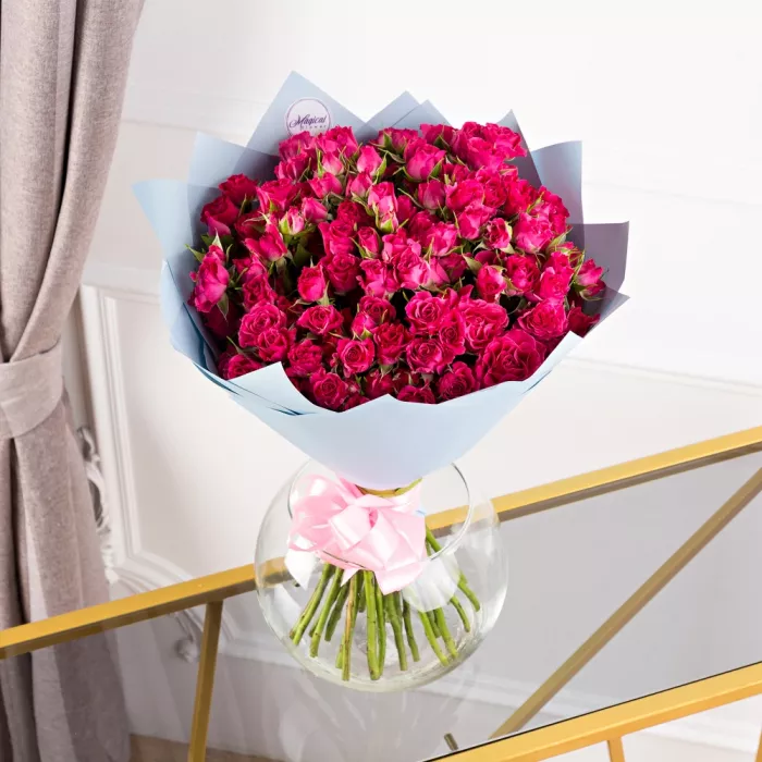25 малиновых кустовых роз