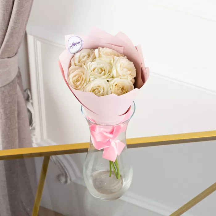 Букет из 7 белых роз 50 см