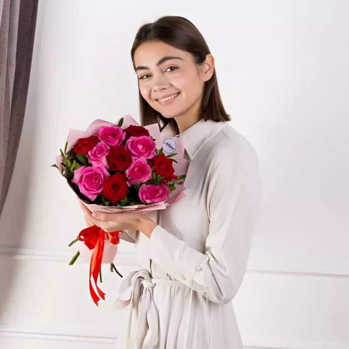 Букет из 11 разноцветных роз 50 см