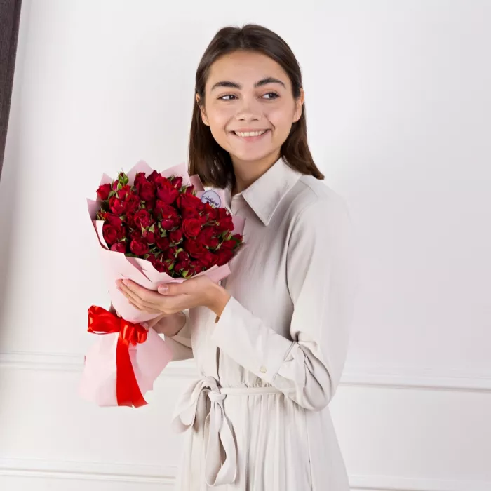 15 красных кустовых роз