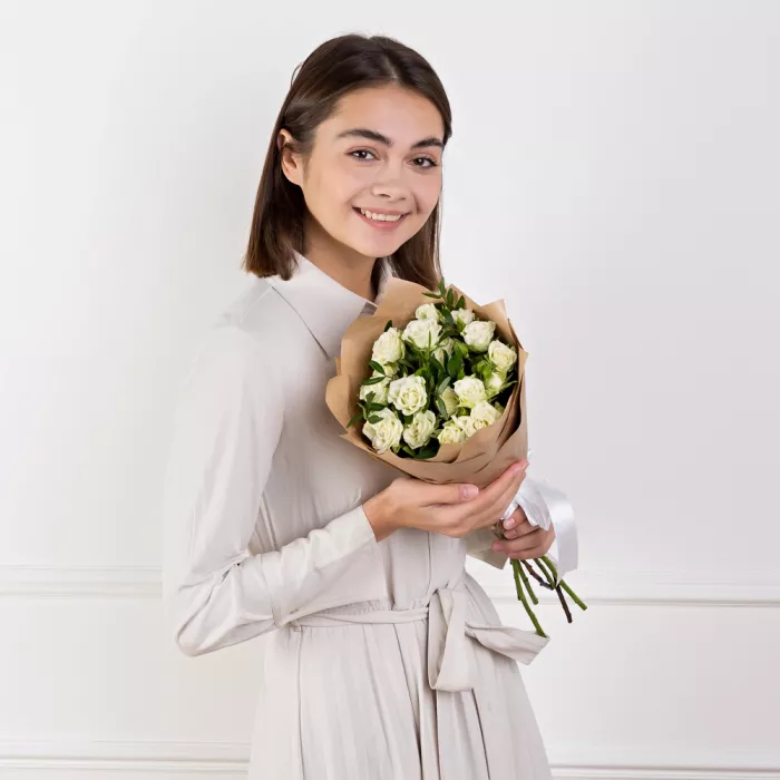 Букет из 5 белых кустовых роз