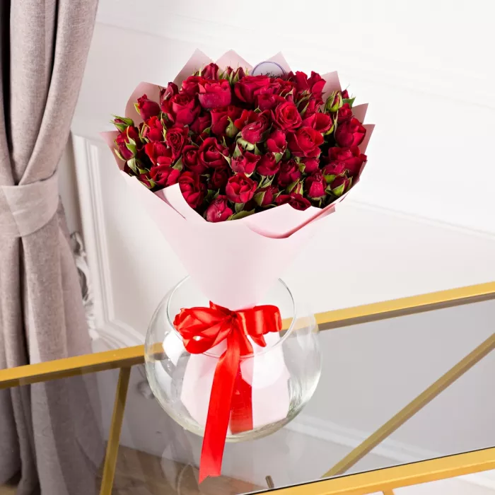 15 красных кустовых роз